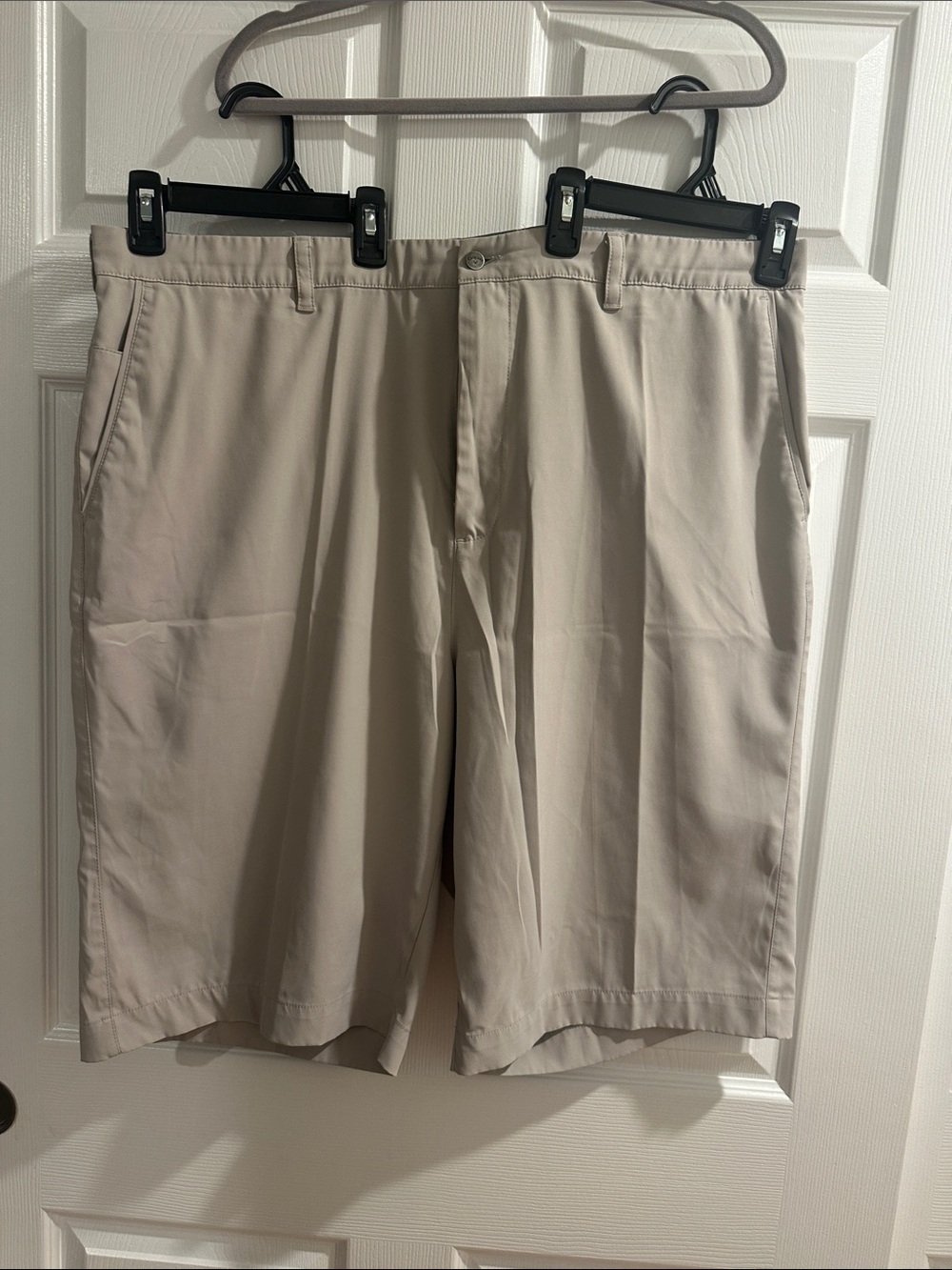 Callaway Men's Light Khaki Flat-Front Golf Shorts (44T)